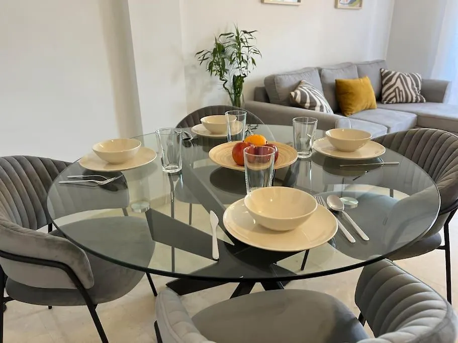 Hermoso Apartamento De 2 Dormitorios, Gran Terraza, Vistas Al Mar Y Cerca De La Playa 